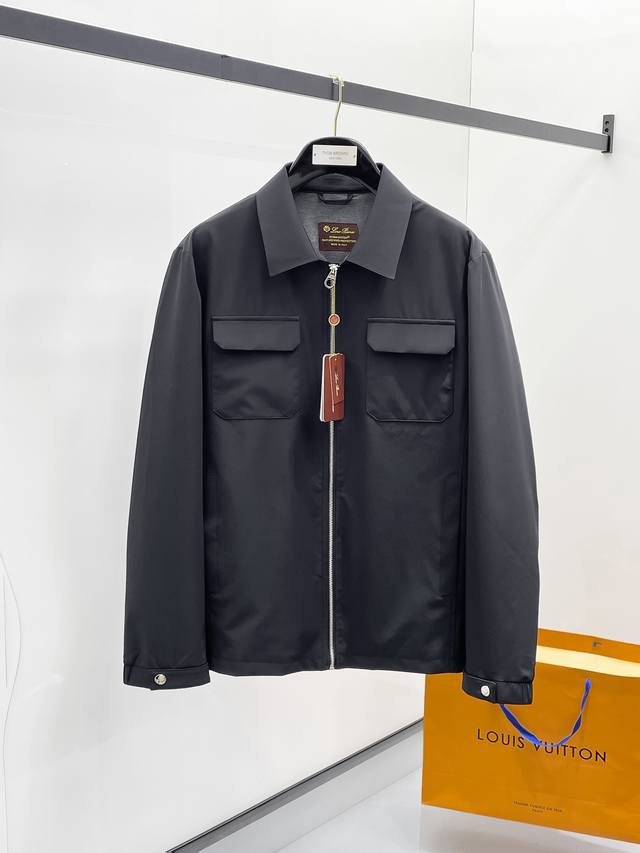 开春新品 Lp2 早秋新款爆款专柜新款休闲时尚夹克 超前卫设计风格 细腻舒适 穿着非常轻便不易起皱。多重重工艺 整体的设计颇具视觉感,上身休闲有型,有一定的挺括 开春新品 Lp2 早秋新款爆款专柜新款休闲时尚夹克 超前卫设计风格 细腻舒适 穿着非常轻便不易起皱。多重重工艺 整体的设计颇具视觉感,上身休闲有型,有一定的挺括