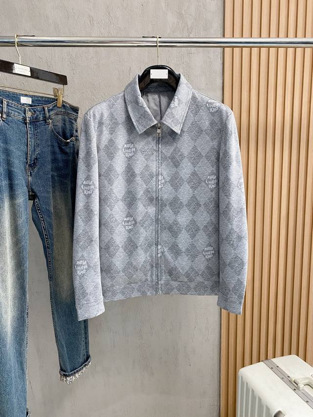 开春新品 Lv 2026 早秋新款爆款专柜新款休闲时尚夹克 超前卫设计风格 细腻舒适 穿着非常轻便不易起皱。多重重工艺 整体的设计颇具视觉感,上身休闲有型,有一 开春新品 Lv 2026 早秋新款爆款专柜新款休闲时尚夹克 超前卫设计风格 细腻舒适 穿着非常轻便不易起皱。多重重工艺 整体的设计颇具视觉感,上身休闲有型,有一