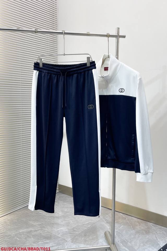 上衣p 长裤p290 T011 Gucci 运动互扣式双g刺绣长裤品牌元素巧妙融入廓形、面料与工艺，延续品牌传承底蕴，诠释当代美学。这款平纹针织运动长裤缀饰互扣