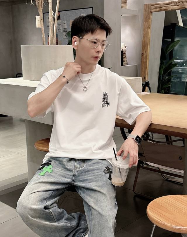 Herm*爱马仕 Ss26早春夏款 胸前印花图案圆领短袖t恤，更是时尚达人必须入手的一件！定制220G高克重丝光面料 ，手感细腻 亲肤性很好。胸前智能数码log