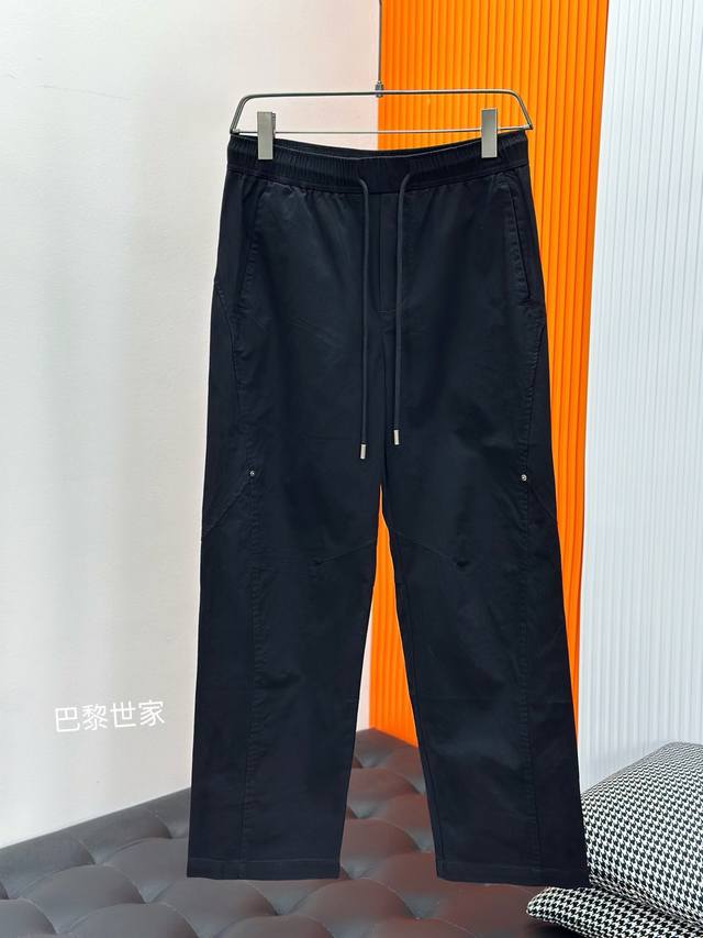 Balenciaga巴黎世家2026Ss春夏新品休闲直筒裤美学的焕新诠释,演绎浓郁的格调型时尚风范,细节感和设计感强悍.经典品牌标识做为色彩搭配,演绎经典的品牌