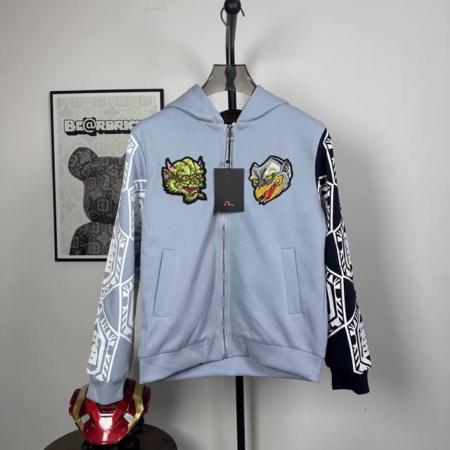 款号：Zk01 潮牌福神evisu 连帽！ 跟着心情穿搭，好天气的蹦跶日常，休闲人的早春，需要来点运动风开开场，是谁又被心种草了我不说！易烊千玺同款 经典教练简