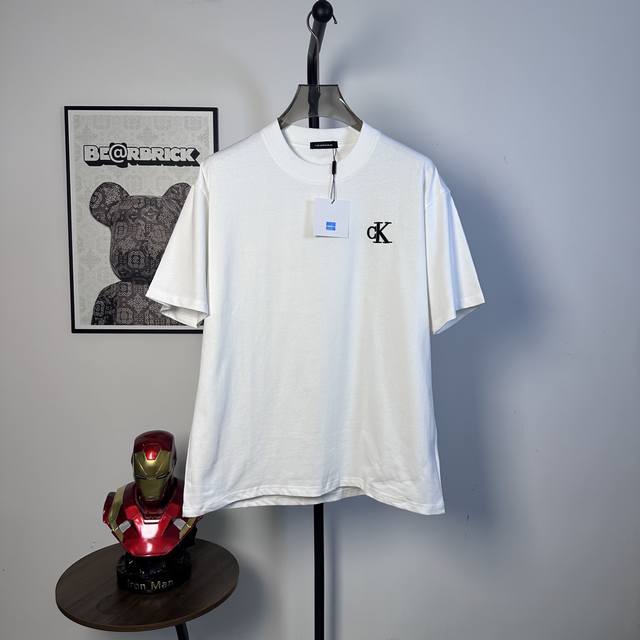 款号：W01 Ck刺绣小标钢印印花字母圆领短袖calvinklein官网一致款式面料：32支双纱280克纯棉面料同缸同色织染螺纹 颜色一致工艺：进口机器白墨直喷