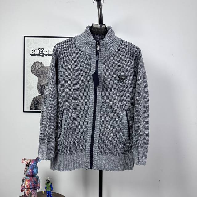 款号:Z87prada 普拉大prada Fw新款刺绣徽标针织开衫外套。这款羊绒开衫将运动风格廓形与精湛工艺及精致面料巧妙融合。彰显prad的混搭设计理念，采用
