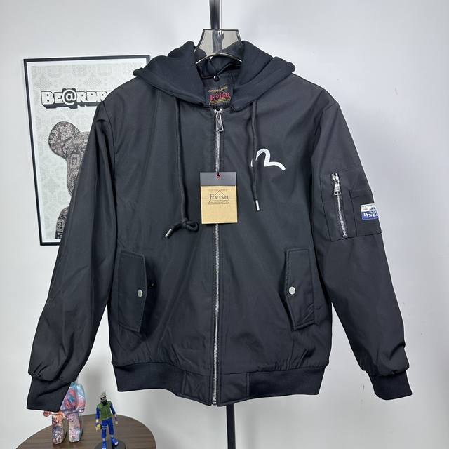 特价 款号：Z63 Evisu福神 独家爆款上新！ 冬季新款ev福神 刺绣字母刺绣棒球服棉服外套夹克 刺绣徽章图案、Ev标志及海鸥刺绣这件横须贺刺绣外套以缎面拼