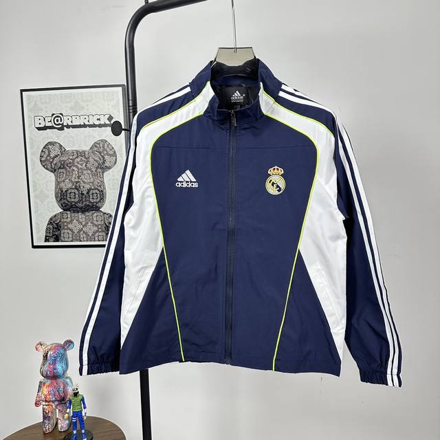 特价 款号：Z07皇马 阿迪达斯三叶草 Adidas Originals 品牌logo图案户外休闲拼色条纹运动拉链立领复古夹克试了两套不同风格的衣服在试衣间已经