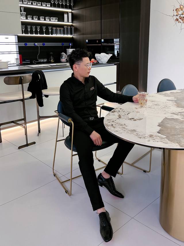 巴黎世家 专柜最新款男士必备款短袖衬衫，100%天然棉，舒服透气，原单狠货，原版面料，柔软舒适，上身高端又奢华，足够场面的档次，这款衬衫无不骄傲的让你满意有面子