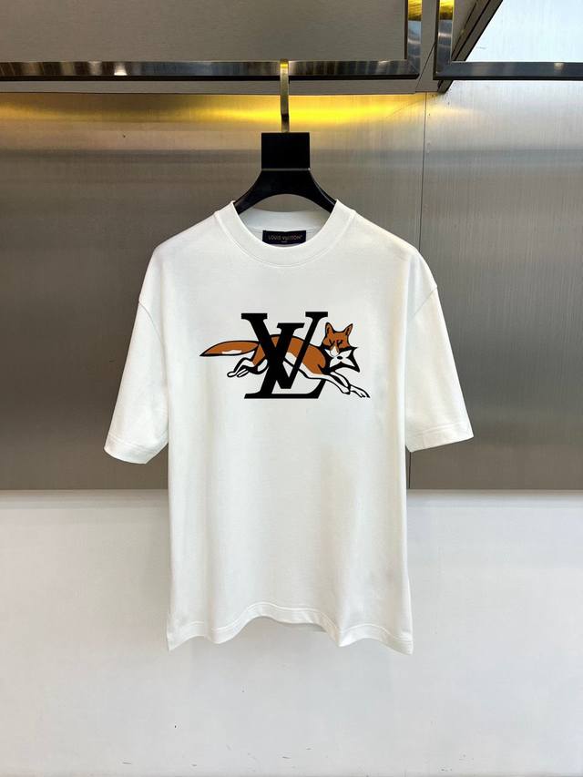 路易 微阔 新款首发专柜最新款短袖圆领t恤 高端订制 设计前卫时尚！品牌logo重工艺设计 高端长绒棉面料.手感柔软.穿着舒适.专柜级别精致车线.做工精细.上身