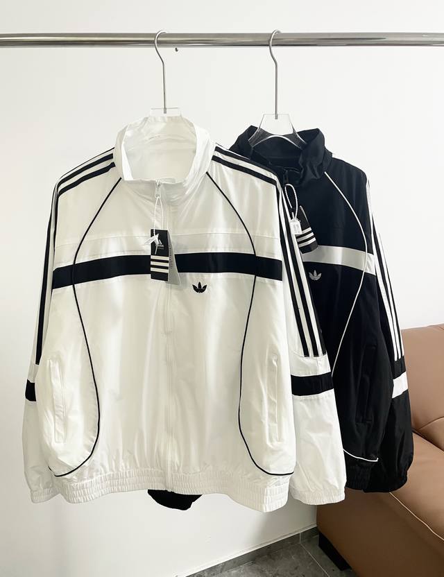 Adidas 阿迪达斯三叶草拼接刺绣夹克外套轻薄的防水尼龙面料 休闲落肩的宽松版型，舒适日常 颜色百搭又日常 高级感满满夹克外套才是春天的主场可以闭眼入的一款轻