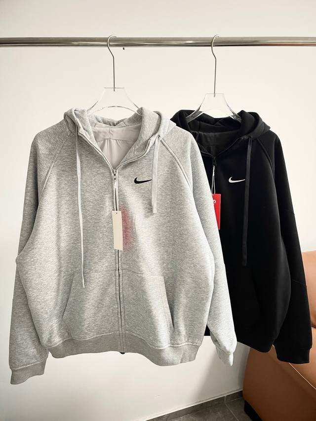 Nikesupreme联名刺绣高克重连帽外套美版 正品辅料 高克重 万针刺绣 版型偏宽松 慵懒风今年超大热门单品，两大顶流潮流品牌联名全套定制配置辅料 面料采用