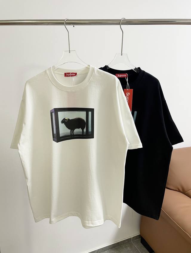 Supreme Damien Hirst 黑山羊彩绘短袖tee这次的damien Hirst联名除了羽绒服热度持续上涨的可能就是这件tee了整体很简约百搭,胸前 Supreme Damien Hirst 黑山羊彩绘短袖tee这次的damien Hirst联名除了羽绒服热度持续上涨的可能就是这件tee了整体很简约百搭,胸前