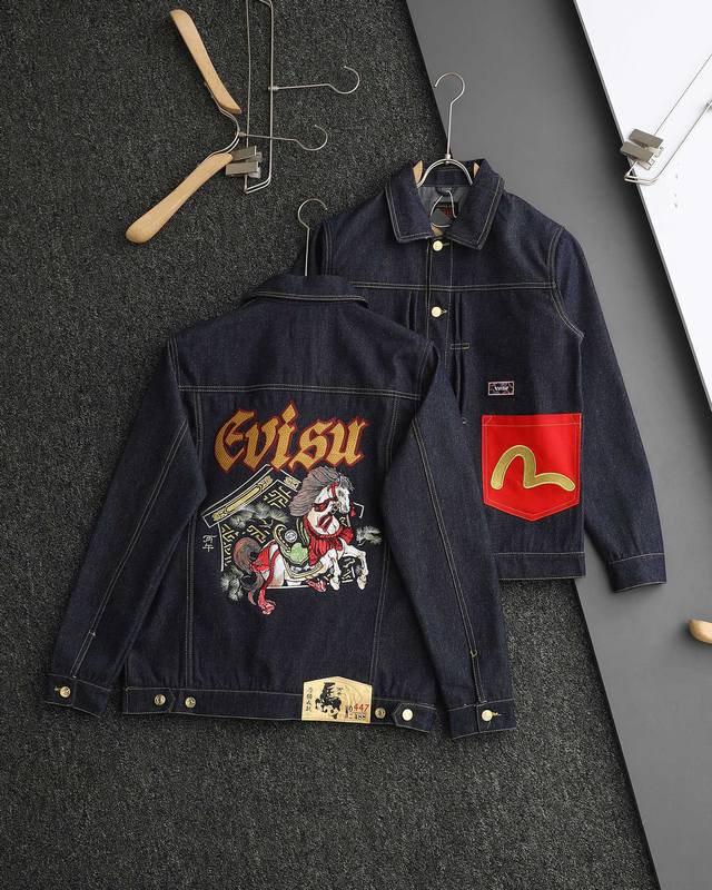 独家臻品 重工系列evisu 福神 2026春季马年限定重工牛仔夹克外套 男女同款 超级爆炸的一款马年限定重工牛仔外套 此款颜值拉满 个性与张扬提现到极致 福神