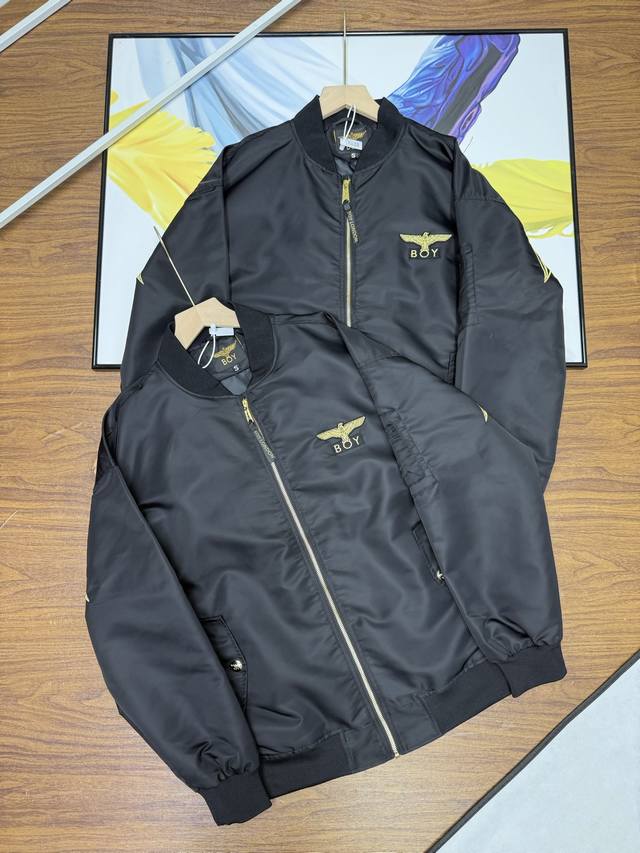 Boy London新款飞行、棒球服！ 最火海外精选情侣夹克款，落肩款式，质量一级棒！胸前小标logo，后背大经典老鹰翅膀金线刺绣，袖口 领口 下摆均采用螺纹搭