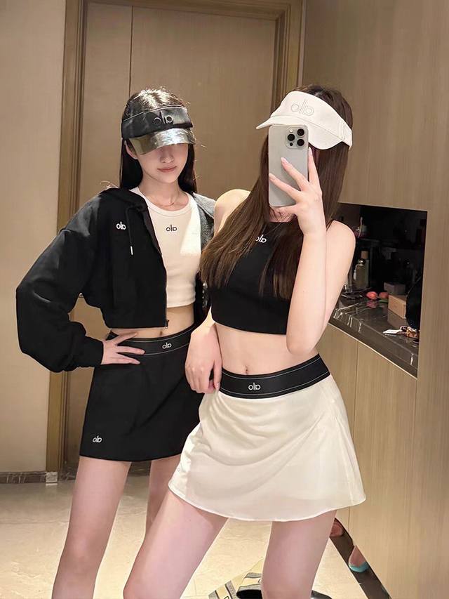 Alo迷你网球裙超好看耶 Alo迷你裙 切换你的主场时刻 网球场上，它是你挥拍制胜的 隐形搭档 利落线条延伸腿部比例，大幅跳跃无拘束 高弹松紧腰带*云感贴合腰腹