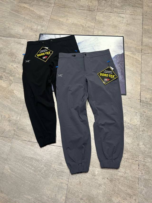 平铺细节图顶级品质-Arcteryx始祖鸟 Gamma Jogger Men'S 纯色logo标识软壳松紧腰压胶束脚运动长裤 男款采用最耐磨材料，能延长使用寿命