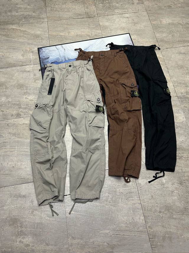 平铺细节图stone Island 石头岛经典勋章机能高街户外工装裤 严选品质 放心入手 .面料采用高品质优质重工水洗工装速干面料 春夏必备 上身凉爽 面料质感