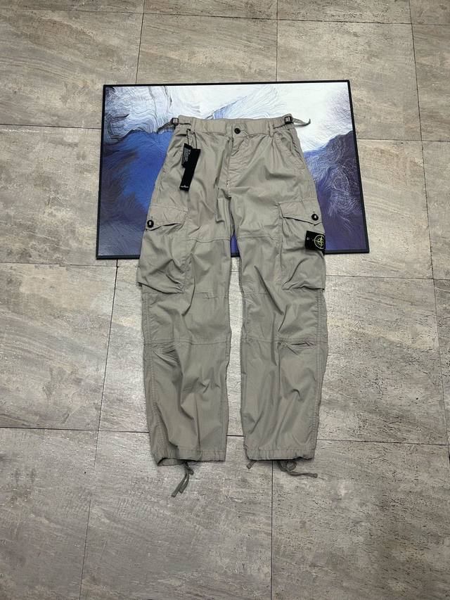 Stone Island 石头岛经典勋章机能高街户外工装裤. 严选品质 放心入手 面料采用高品质优质重工水洗工装速干面料 春夏必备 上身凉爽 面料质感非常棒 非