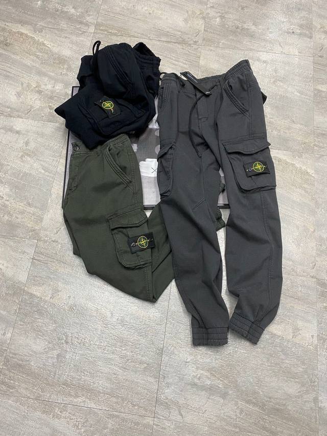 平铺细节图新款石头岛 Stone Island 加绒工装大口袋束脚裤 这款工装裤绝了！上身版型太好了！石头岛对绝是近来火最的工装列系，971自由不羁的计设理念和