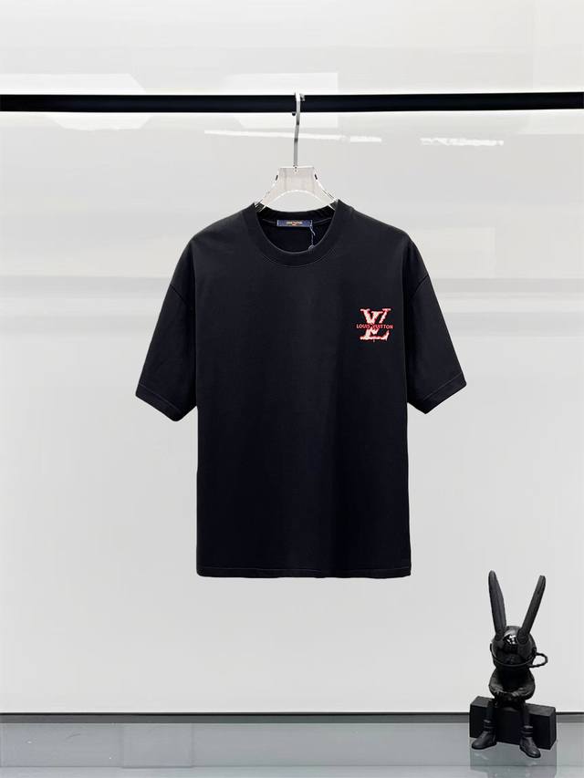 V Logo立体硅胶字母短袖logo标识精致原版面料 官方同款 短袖t恤定制280克同缸染纯棉双纱面料 手感非常舒服 春夏砖柜同步 时尚又个性 超级百搭好看 男