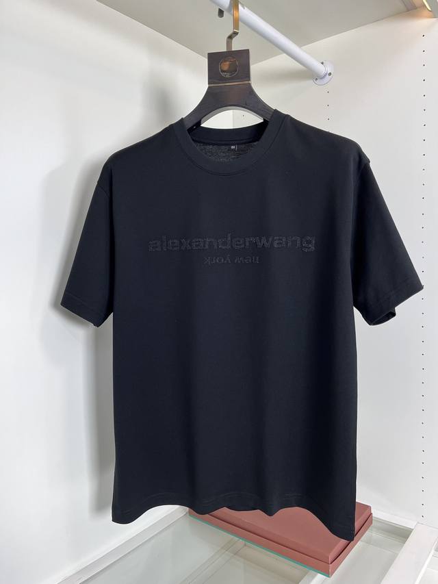 2026经典alexanderwang 短袖t恤 ，前标志贴布绣标识，*一款融合了时尚设计与精湛工艺的高端服饰单品，它巧妙地将品牌标志性的元素与现代潮流趋势相结
