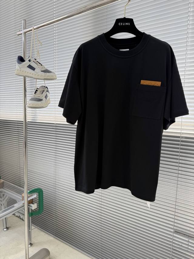 Bottega Veneta Bv 编织皮革口袋短袖定制云柔丝光棉 柔软细腻 舒适贴肤 以粉笔白定格时光的纯净美学 编织绒面革正面贴饰于口袋里 让线条拥有生命的