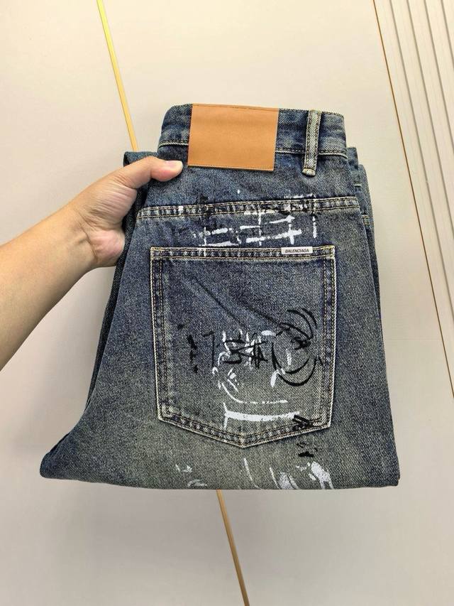 巴黎世家2520春季主推刺绣男士牛仔裤。重工磨破刺绣设计牛仔面料，定制面料和一般牛仔布料比起来，更加柔软舒适！超重工洗水工艺 双工艺洗水 整条裤子，手感舒适，细