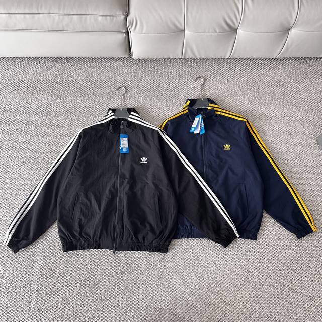 Adidas｜阿迪达斯三叶草泡泡纱复古运动条纹外套甄选泡泡纱肌理面料，表面自带细腻凹凸纹理，触感干爽不粘身，透气排湿性拉满，春夏穿着也不会闷汗。面料原版开模定制