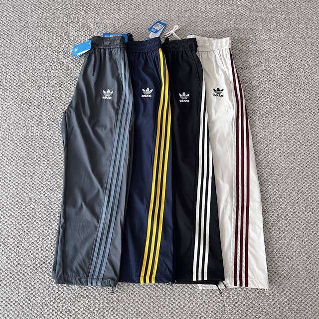 Adidas 阿迪达斯三叶草经典条纹运动裤 百搭不挑人的松弛感神裤甄选亲肤透气的梭织面料，垂坠感拉满，软糯不闷汗，久穿不易变形起球，日常通勤或运动都能自在舒展，