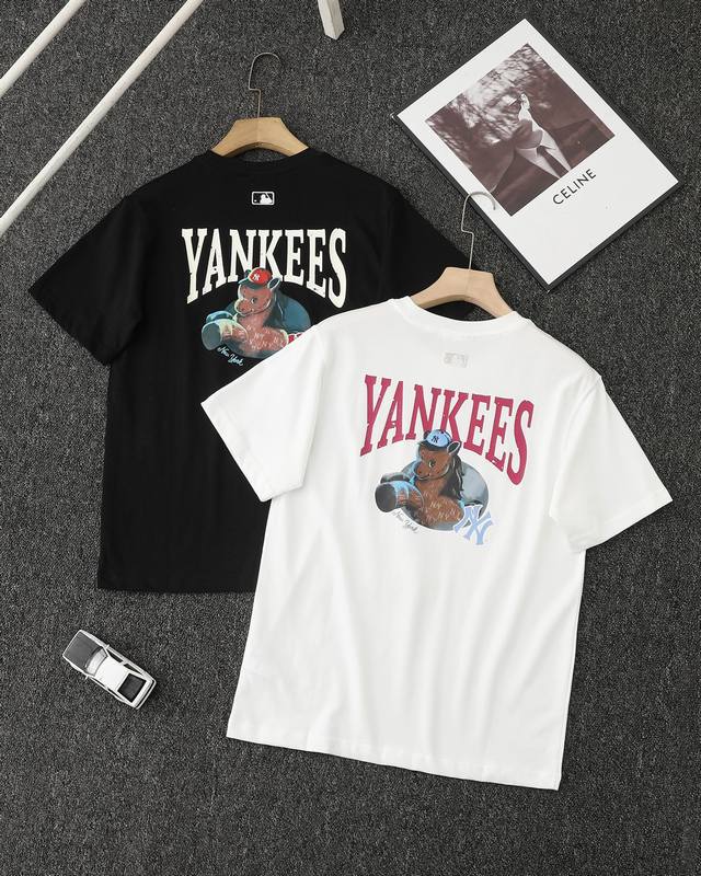 Mlb马年生肖限定经典小标刺绣t恤yankees马年限定，经典ny标搭配萌趣小马印花，黑白两色简约百搭，街头潮流感拉满，轻松拿捏时尚态度。颜色：黑色 白色 尺码