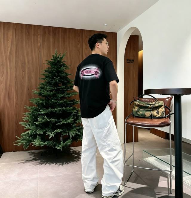 巴黎家 春夏新款首发专柜最新款短袖圆领t恤 高端订制 设计前卫时尚！品牌logo重工艺设计 高端定制面料.手感柔软.穿着舒适.专柜级别精致车线.做工精细.上身效