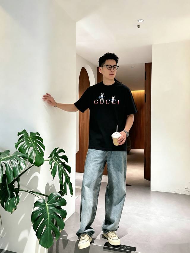 古家 春夏新款首发专柜最新款短袖圆领t恤 高端订制 设计前卫时尚！品牌logo重工艺设计 高端定制面料.手感柔软.穿着舒适.专柜级别精致车线.做工精细.上身效果