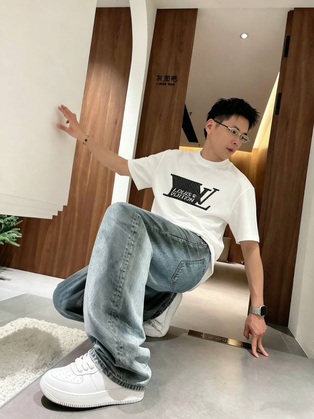 驴家 春夏新款首发专柜最新款短袖圆领t恤 高端订制 设计前卫时尚！品牌logo重工艺设计 高端定制面料.手感柔软.穿着舒适.专柜级别精致车线.做工精细.上身效果