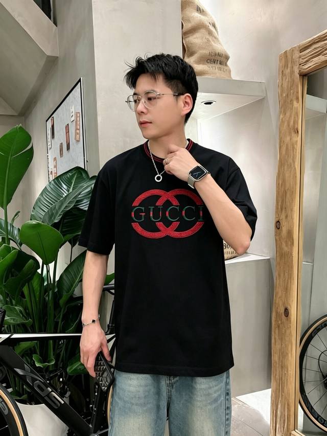 古家 春夏新款首发专柜最新款短袖圆领t恤 高端订制 设计前卫时尚！品牌logo重工艺设计 高端定制面料.手感柔软.穿着舒适.专柜级别精致车线.做工精细.上身效果