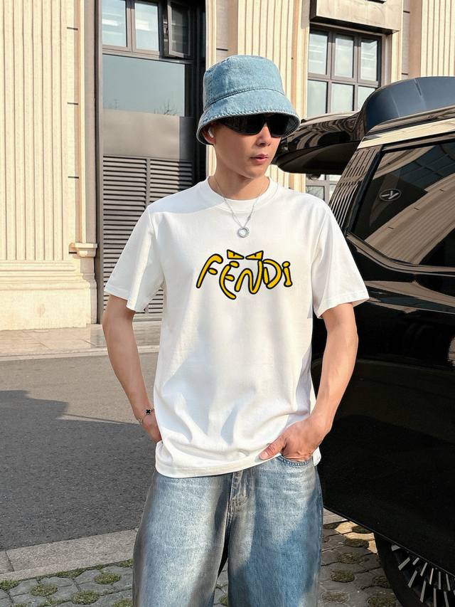 芬家 春夏新款首发专柜最新款短袖圆领t恤 高端订制 设计前卫时尚！品牌logo重工艺设计 高端定制面料.手感柔软.穿着舒适.专柜级别精致车线.做工精细.上身效果