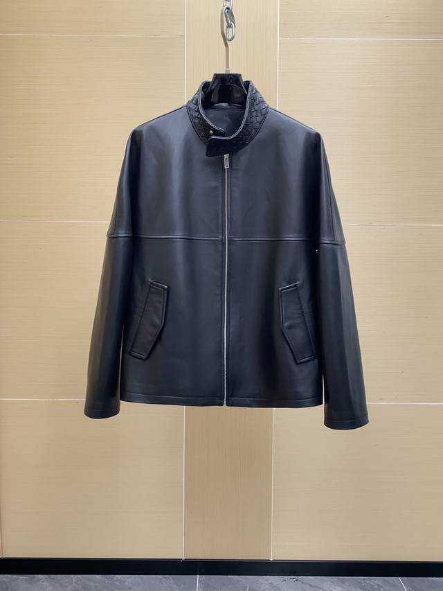 Bv Ss26男士皮衣 Bottega Veneta Ss26男士皮衣，选用意大利nappa小羊皮，柔软细腻又轻盈，穿着超舒适！立领+Intrecciato编织