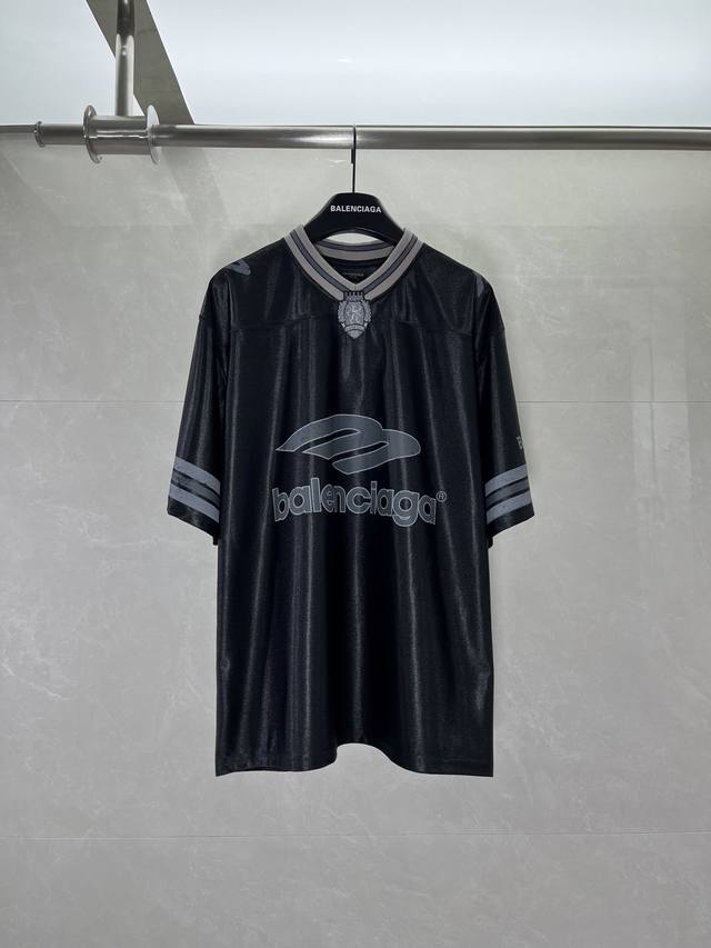 上新 顶级版本-Balenciaga-刺绣徽标装饰v领中袖t恤 采用进口高弹速干面料，质地轻薄透气，触肤柔软且具备优秀的吸湿排汗性能，日常穿着清爽无束缚感;领口