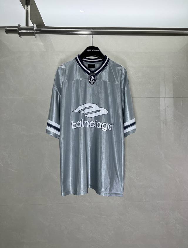 上新 顶级版本-Balenciaga-刺绣徽标装饰v领中袖t恤 采用进口高弹速干面料，质地轻薄透气，触肤柔软且具备优秀的吸湿排汗性能，日常穿着清爽无束缚感;领口