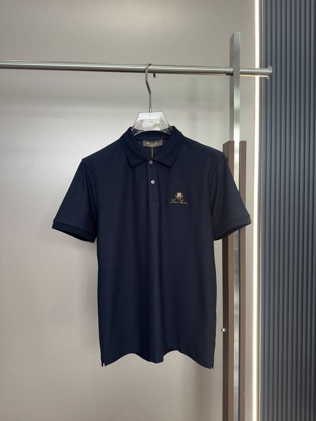 Loro piana26春夏新品t恤 Lp家这款基础款t恤秉承品牌低调简约的理念，这款衬衫面料采用了精选定制面料立体的凹凸菠萝纹肌理，视觉上层次丰富，触感有颗粒