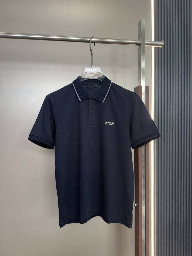 prada26春夏新品polo衫 prada这款基础款polo衫秉承品牌低调简约的理念，面料采用特殊中珠面料表面呈蜂巢状疏孔结构，能快速排汗、散发热量，夏季穿着