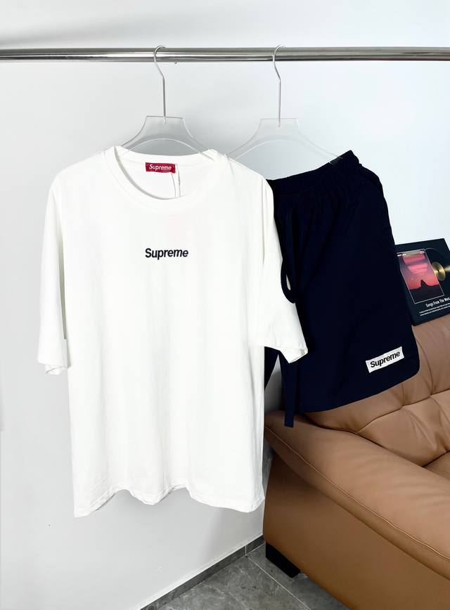 Supreme 美潮拼接夏款宽松套装做工细致 后背贴布刺绣拼接 前胸经典小标刺绣 搭配套装短裤颜色:白色 藏青 黑色尺码:M-Xl Supreme 美潮拼接夏款宽松套装做工细致 后背贴布刺绣拼接 前胸经典小标刺绣 搭配套装短裤颜色:白色 藏青 黑色尺码:M-Xl