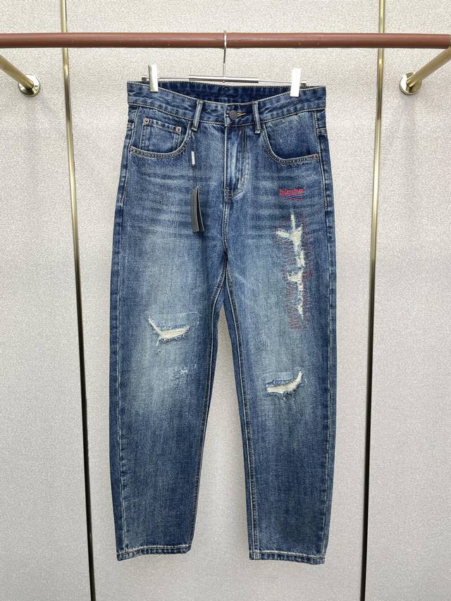 Balenciaga巴黎世家砸锅卖铁都要上的新款新款牛仔裤高端版本！专柜定制面料 透气舒适度高，细节无可挑剔，品牌元素设计理念，体现高品质。手感细腻柔软！呈现休