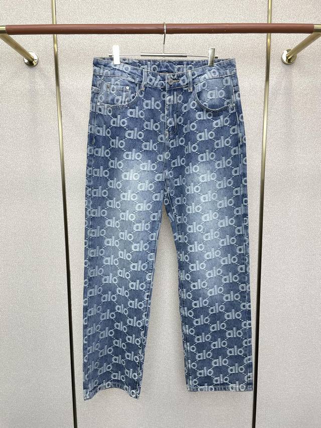Alo Yoga砸锅卖铁都要上的新款新款休闲牛仔裤高端版本 专柜定制面料 透气舒适度高，细节无可挑剔，品牌元素设计理念，体现高品质。手感细腻柔软！呈现休闲裁剪，