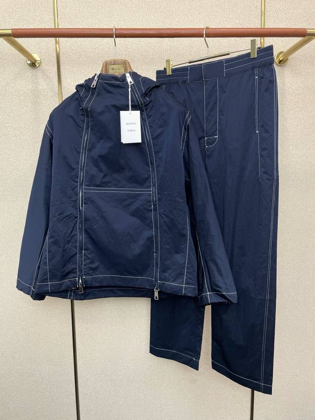 上衣p 、裤子p 。Bottega Veneta 葆蝶家bv砸锅卖铁都要上的新款新款专柜同款套装，缝线双拉链连帽夹克外套 透气舒适休闲！高级感满满！细节精致高档