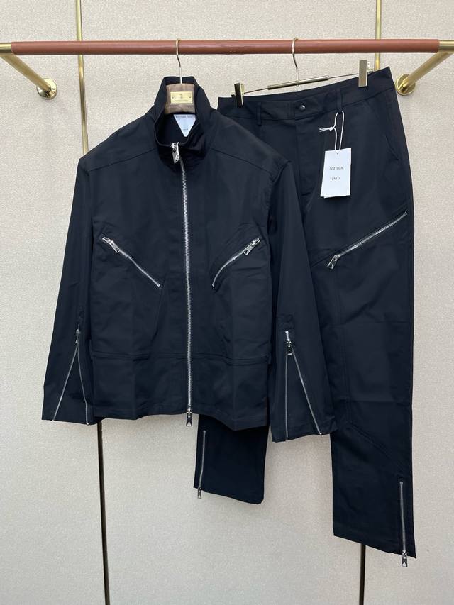 上衣p 、裤子p 。Bottega Veneta 葆蝶家bv砸锅卖铁都要上的新款新款专柜同款套装，透气舒适休闲！高级感满满！细节精致高档，做工无可挑剔！原版高端