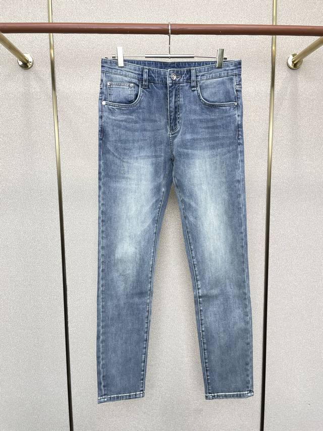 Valentino's latest high-end casual jeans, a must-have item! Made with custom-mad Valentino's latest high-end casual jeans, a must-have item! Made with custom-mad