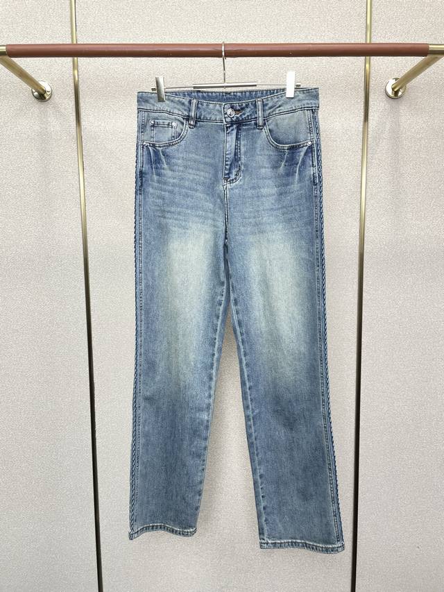 Valentino's latest high-end casual jeans, a must-have item! Made with custom-mad Valentino's latest high-end casual jeans, a must-have item! Made with custom-mad