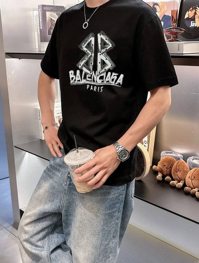 Balenciag*巴黎世家新款潮牌t恤.男女同款胸前高字母立体印花设计.字母logo立体搭配.每个颜色搭配都是不同凡响！质感极好舒适又透气.让人过目难忘！订制