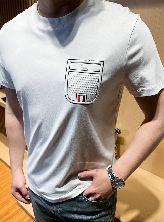Tb 2660官方春夏新款 桑蚕丝面料，专柜同步上市 男士圆领短袖 高端主线系列，质感一流，亲肤性极佳，触感丝滑细腻，时尚设计，搭配小翻领时尚且减龄，上身满满的