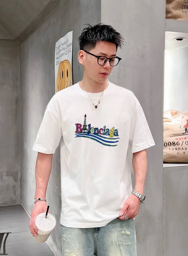 Balenciag*巴黎世家新款可乐logot恤.男女同款os版型真的很迷人.新款面料 G纯棉面料.手感舒适 进口针织针梳棉进行制作，厚度适中，有垂感又有轮廓型