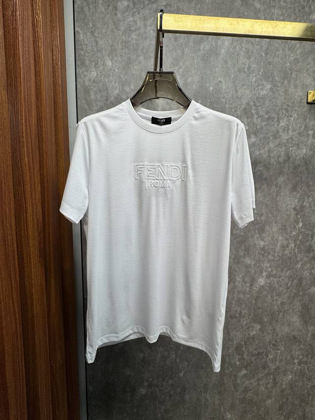 F家 2026春夏新品压印字母短袖t恤，经典圆领版型，利落剪裁勾勒利落身形，领口采用品牌标志性罗纹设计，细节处彰显意式奢品格调，简约中藏着高级感。甄选高支精梳棉